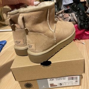 Women’s Mini UGG size 5